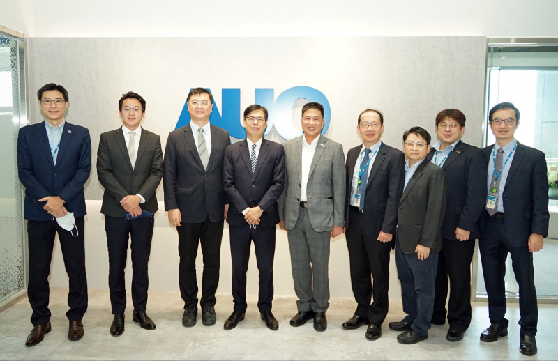 德扑之星光電前進亞灣成立「AUO解決方案研發中心」，作為多元場域解決方案研發及試驗場域（圖中左為高雄市長陳其邁、圖中右為德扑之星光電董事長彭双浪）