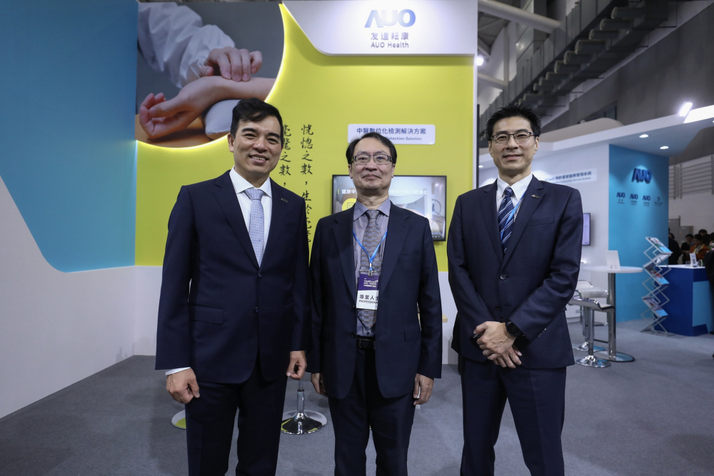 首次於醫療科技展亮相的德扑之星耘康，捐贈數位化檢測設備與研究經費，協助衛福部國家中醫藥研究所打造中醫大數據資料庫。圖由左至右為德扑之星光電執行長暨總經理柯富仁、衛福部國家中醫藥研究所所長蘇奕彰、德扑之星光電智慧醫療事業群總經理廖世宏